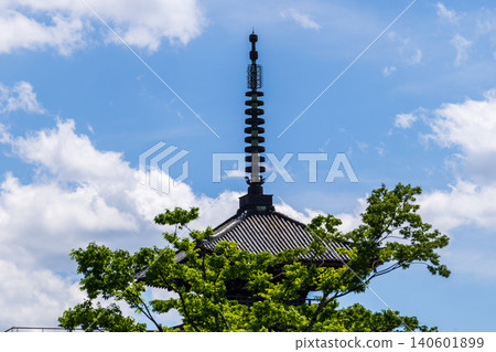 京都的八坂塔、天空和雲朵。 京都的八坂塔、天空和雲朵。 140601899