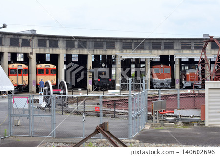 津山機車庫內的機車和軌道車輛。 津山機車庫內的機車和軌道車輛。 140602696