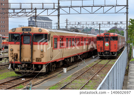 Kiha 47系列柴油動車組在津山車輛段列隊停車。 Kiha 47系列柴油動車組在津山車輛段列隊停車。 140602697