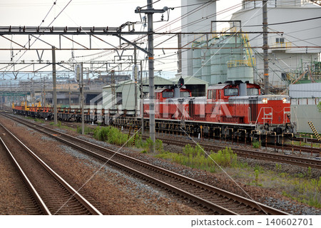 一列由兩台機車牽引的DD51 1191型鐵路運輸列車正在東海道線上行駛。 一列由兩台機車牽引的DD51 1191型鐵路運輸列車正在東海道線上行駛。 140602701