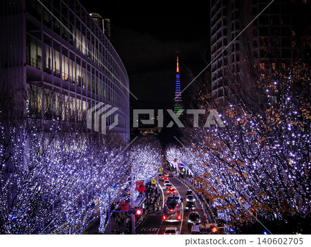 冬夜的六本木城景觀,遠處東京鐵塔閃耀著光芒。 冬夜的六本木城景觀,遠處東京鐵塔閃耀著光芒。 140602705