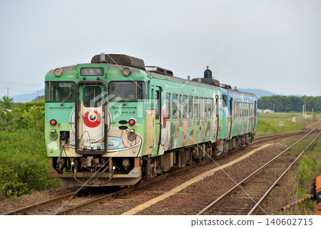 兩節 KiHa 40 系列地方列車車廂在堺線運行 140602715