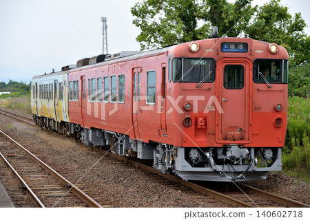 兩節 KiHa 47 系列地方列車車廂在堺線運行 140602718