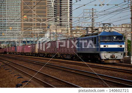 EF210-12 型貨櫃貨運列車正在東海道線上行駛 140602721