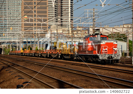 DD511183 型長型軌道運輸列車正在東海道線上運行 140602722