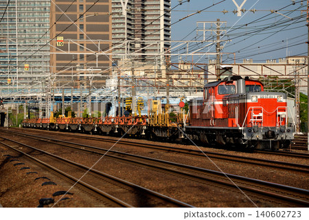 DD511183 型長型軌道運輸列車正在東海道線上運行 140602723