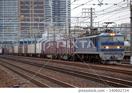 東海道線運行的EF510-515次貨櫃貨運列車 140602724