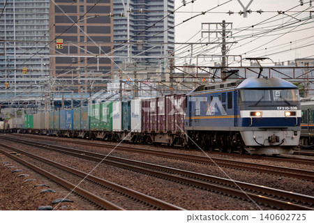 EF210-339次貨櫃貨運列車正在東海道線上行駛 140602725