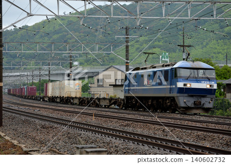 EF210-138 型貨櫃貨運列車正在東海道線上行駛 EF210-138 型貨櫃貨運列車正在東海道線上行駛 140602732