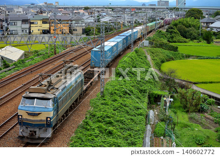 運行於東海道線的EF6627型貨櫃貨運列車 140602772