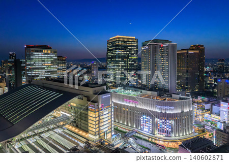大阪站及梅田(大阪市北區梅田)建築群的夜景 大阪站及梅田(大阪市北區梅田)建築群的夜景 140602871