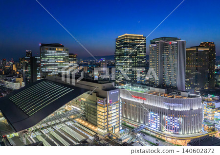 大阪站及梅田（大阪市北區梅田）建築群的夜景 140602872