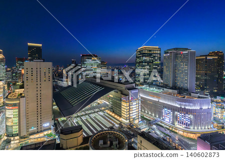 大阪站及梅田(大阪市北區梅田)建築群的夜景 大阪站及梅田(大阪市北區梅田)建築群的夜景 140602873