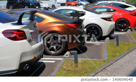 停車場裡停著一排轎車（跑車）。 140604040