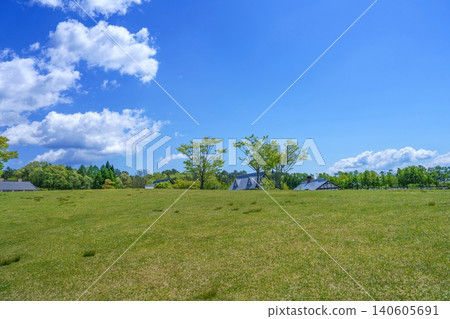 A refreshing highland resort with lush greenery and Scandinavian-style cottages, offering a panoramic view of early summer. A refreshing highland resort with lush greenery and Scandinavian-style cottages, offering a panoramic view of early summer. 140605691