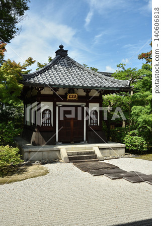 在陽光明媚的日子裡,建仁寺的藏骨堂(京都市東山區) 在陽光明媚的日子裡,建仁寺的藏骨堂(京都市東山區) 140606818