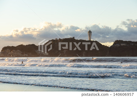 湘南久沼海灘:清晨的江之島與衝浪者 湘南久沼海灘:清晨的江之島與衝浪者 140606957
