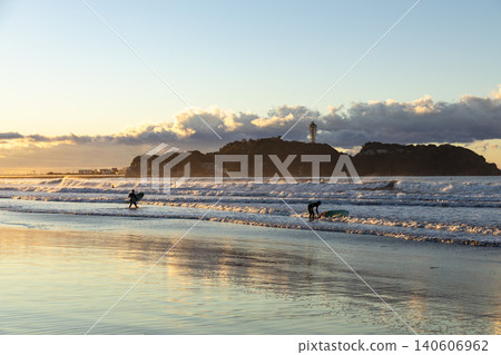 湘南久沼海灘:清晨的江之島與衝浪者 湘南久沼海灘:清晨的江之島與衝浪者 140606962