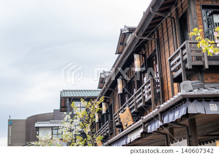[In front of Odawara Station] A Japanese-modern building with an Edo-period post town atmosphere and a view of cherry blossoms in full bloom. 140607342