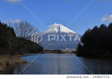 Mt. Fuji from Lake Tanuki (winter) 140607718