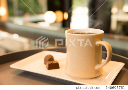  Coffee and chocolate at a cafe 140607761