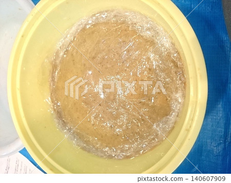享受一種用心生活的生活方式。用大豆和麴菌製作濃鬱的自製味噌。 享受一種用心生活的生活方式。用大豆和麴菌製作濃鬱的自製味噌。 140607909