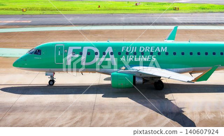 一架富士夢想航空(FDA)的巴西航空工業公司E175客機正在滑行道上滑行。 一架富士夢想航空(FDA)的巴西航空工業公司E175客機正在滑行道上滑行。 140607924