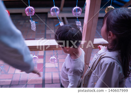 Wind chimes and children on a summer night Wind chimes and children on a summer night 140607999