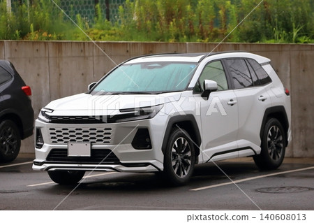 一輛停著的日本中型SUV 一輛停著的日本中型SUV 140608013