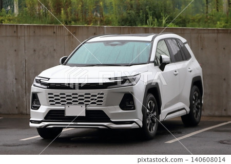一輛停著的日本中型SUV 一輛停著的日本中型SUV 140608014