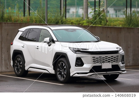 一輛停著的日本中型SUV 一輛停著的日本中型SUV 140608019