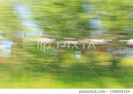 一列火車穿梭在綠意盎然的環境中 一列火車穿梭在綠意盎然的環境中 140608104
