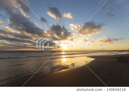 湘南久沼海灘:夕陽的色彩漂浮在雲層上,構成了一個壯觀的景象。 湘南久沼海灘:夕陽的色彩漂浮在雲層上,構成了一個壯觀的景象。 140608216