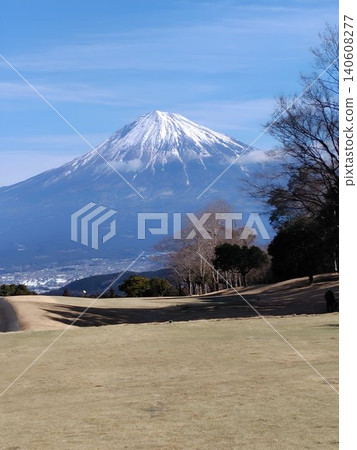 一張高爾夫球場的照片,背景是富士山。白雪皚皚的富士山雄偉地聳立在廣闊的草坪和樹木之上。 一張高爾夫球場的照片,背景是富士山。白雪皚皚的富士山雄偉地聳立在廣闊的草坪和樹木之上。 140608277