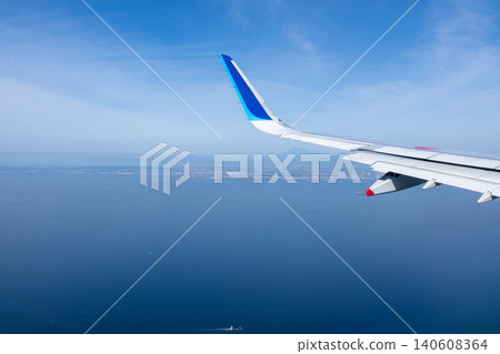 從飛機舷窗看到的日本美景。 從飛機舷窗看到的日本美景。 140608364