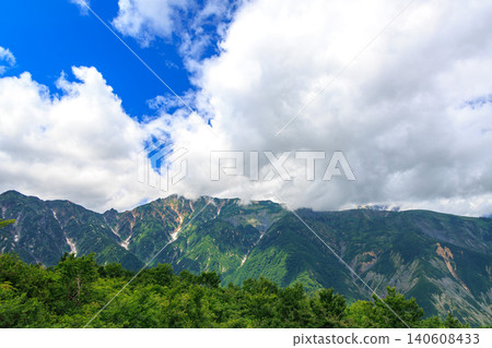 從白馬五龍高山植物園看到的夏日天空和山 從白馬五龍高山植物園看到的夏日天空和山 140608433