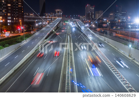 首都高速公路灣岸線和篠之目交叉口的夜景 首都高速公路灣岸線和篠之目交叉口的夜景 140608629