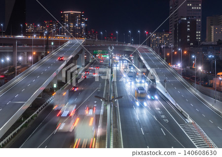 首都高速公路灣岸線和篠之目交叉口的夜景 首都高速公路灣岸線和篠之目交叉口的夜景 140608630