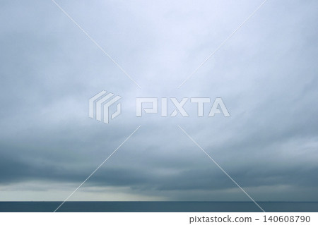 天陰雲密布,飄著朵朵白雲,海面平靜。 天陰雲密布,飄著朵朵白雲,海面平靜。 140608790