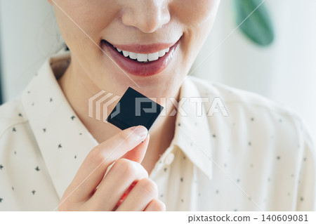 吃巧克力的一個少婦 吃巧克力的一個少婦 140609081