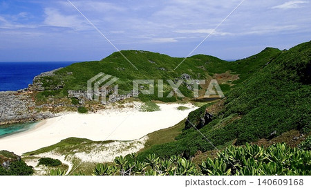 The white sandy beach of Ogi Pond on Minamijima Island in the Ogasawara Islands, Tokyo. 140609168