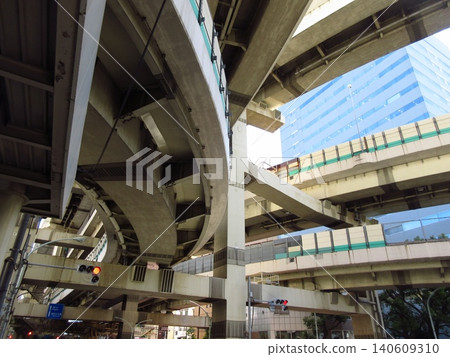The arteries of the city: the geometric beauty of complex, intersecting giant junctions. 140609310