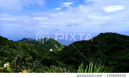 從東京小笠原群島父島的山頂眺望海。 從東京小笠原群島父島的山頂眺望海。 140609430
