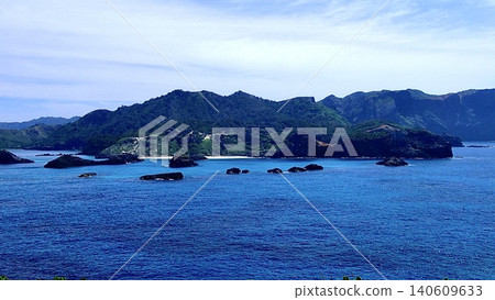 從東京小笠原群島的南島看到的藍色大海和島嶼。 從東京小笠原群島的南島看到的藍色大海和島嶼。 140609633