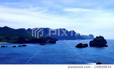 從東京小笠原群島的南島看到的藍色大海和島嶼。 從東京小笠原群島的南島看到的藍色大海和島嶼。 140609634