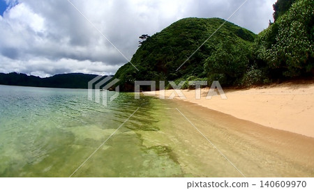 沖繩縣八重山群島奧之表島的沙灘和清澈見底的海水 沖繩縣八重山群島奧之表島的沙灘和清澈見底的海水 140609970