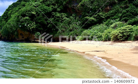 The sandy beaches and crystal-clear waters of Okunoriomote Island in the Yaeyama Islands of Okinawa Prefecture. 140609972