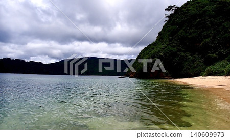 The sandy beaches and crystal-clear waters of Okunoriomote Island in the Yaeyama Islands of Okinawa Prefecture. 140609973