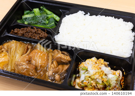Delicious Chinese-style chicken stew bento box Delicious Chinese-style chicken stew bento box 140610194