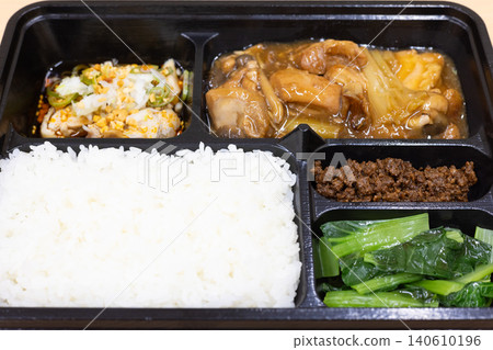 美味的中式紅燒雞便當盒 美味的中式紅燒雞便當盒 140610196